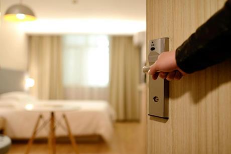 Hotel room credit Pexels